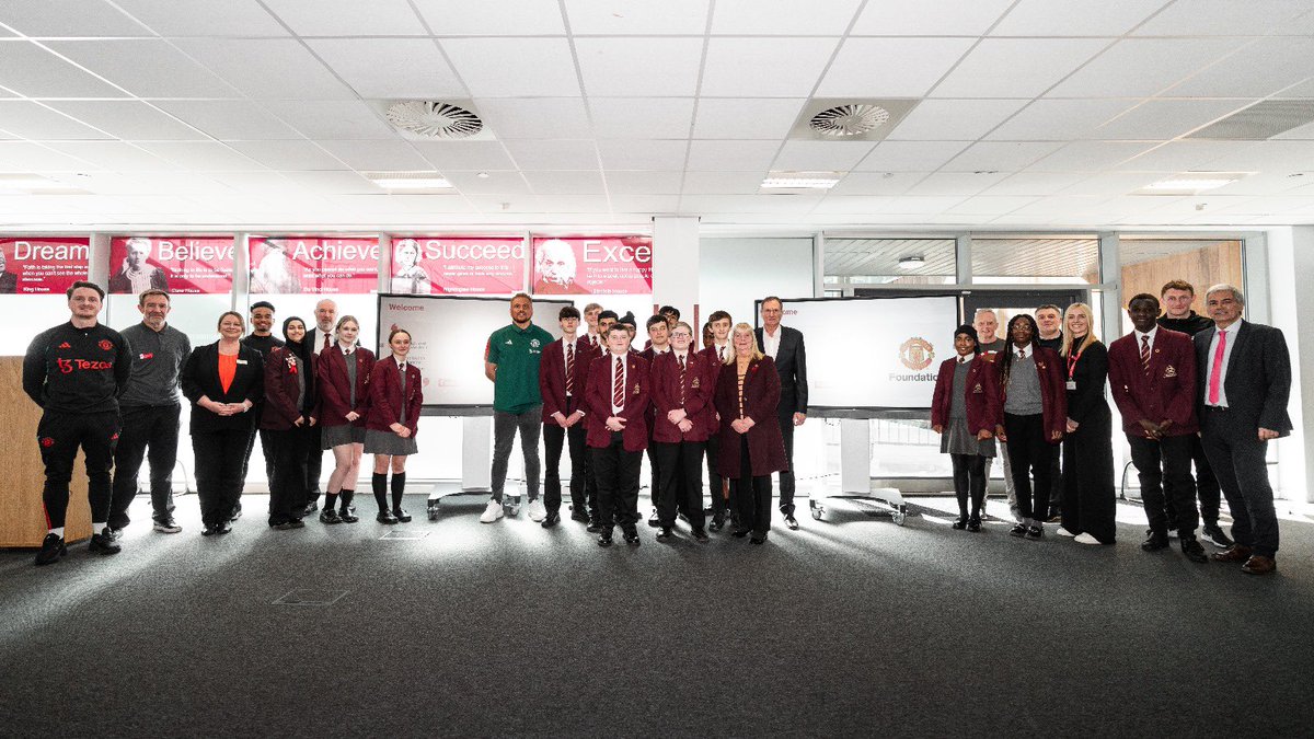 AndyMitten's tweet photo. Manchester United and Liverpool foundations join to educate schoolchildren in Liverpool and Manchester about the impact of tragedy related abuse. 
  Wes Brown and Phil Thompson attended a session to talk to students about the triumphant and tragic histories of both football clubs https://t.co/7AUgtcH2vs
