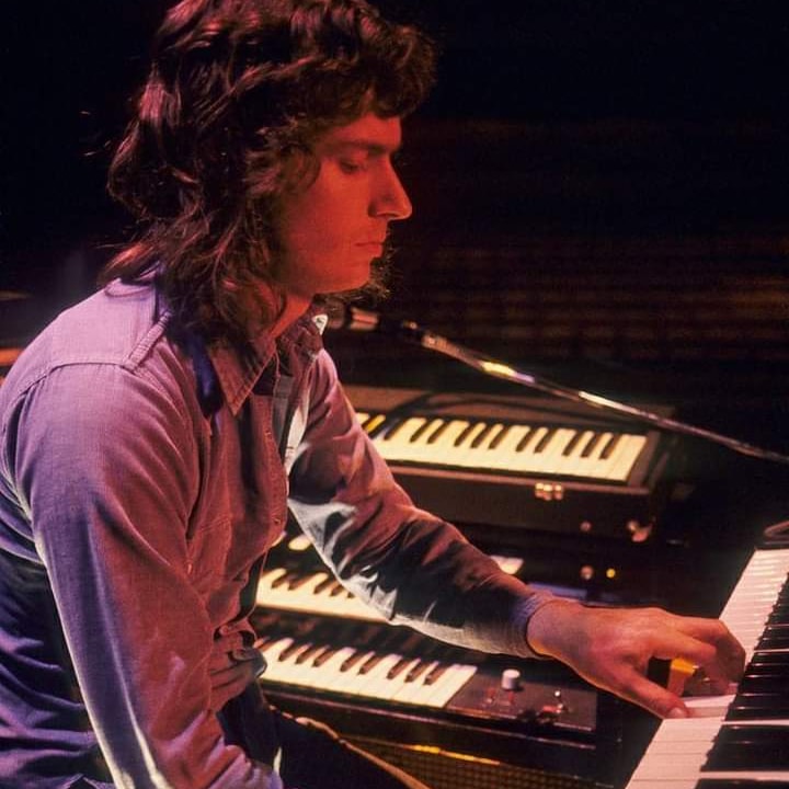 74 años cumple este 27 de marzo, Tony Banks, quién fuera el tecladista y miembro fundador de Génesis. Uno de los mejores. Felicidades. <a href="/estacionrockson/">estacionrock</a> <a href="/tonybanksmusic/">Tony Banks</a>