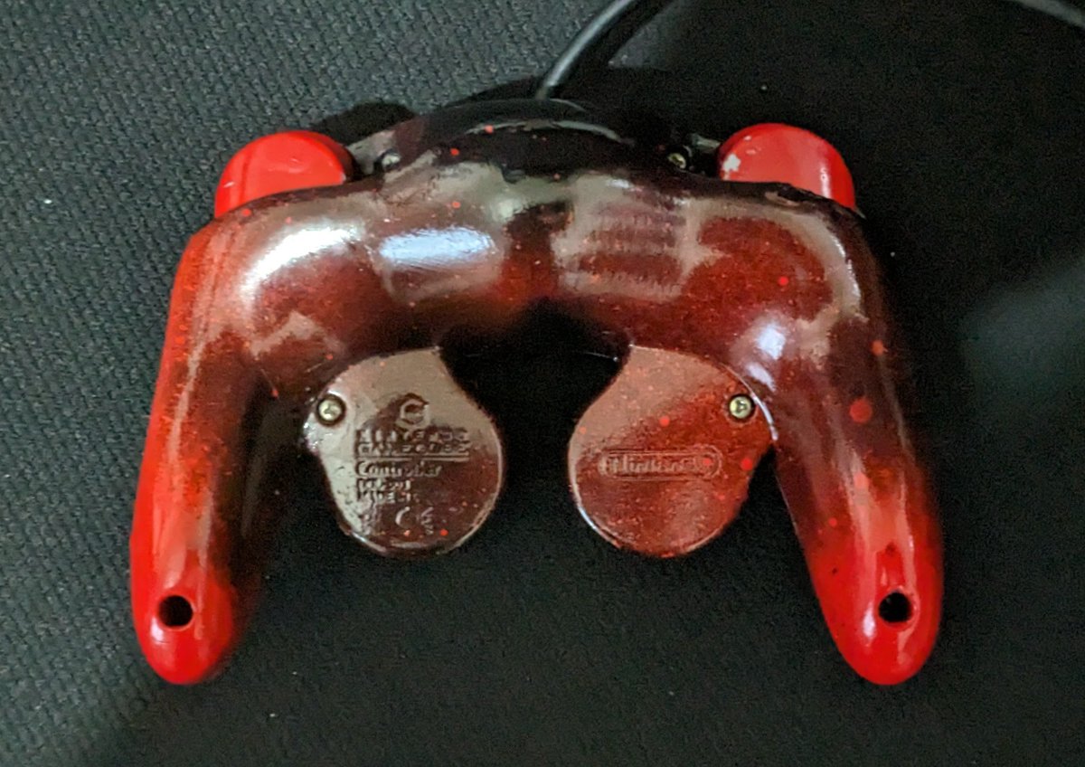 Sinon avec Elkiah et <a href="/Sacboy_koopa/">SacBøY</a> on a fait notre premier custom de manette GameCube !

Je suis content du résultat pour un premier essai, y a plein de trucs à retravailler, notamment le vernissage

Je pense en refaire d'autre, j'ai trop aimé !