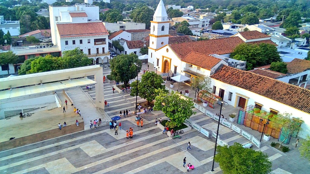 El Comité <a href="/Valledupar_Col/">Valledupar</a> de la <a href="/DefensaCivilCo/">DefensaCivilColombia</a> siguió apoyando a los emprendedores de dulces en la Plaza Alfonso López y el Parque de los Algarrobillos durante el miércoles santo. Nuestro compromiso con la comunidad se mantiene durante toda la Semana Santa y más allá. 💪🌟