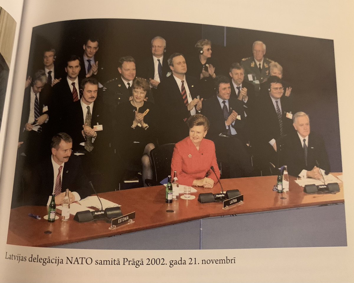 Nu jau leģendārs mirklis, simbolisks foto un vēsturiska prezidentes runa. Paldies @VairaVF un visiem daudzajiem iesaistītajiem - katram savā vietā - par toreiz panākto dalību @NATO un Eiropas Savienībā. Tā bija iespēja, kuru spējām izmantot, lai atgrieztos Eiropā un Rietumos.
