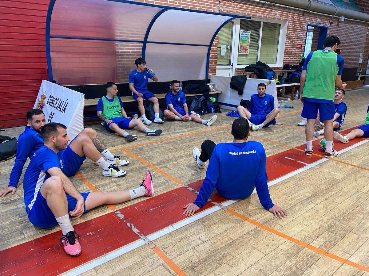 1mostolesfs's tweet photo. Última sesión de la semana, con ayuda de los chicos del DH. Ahora a disfrutar del puente y volver el lunes con más fuerza.
Arranca Abril, arranca la hora de la verdad…
#canteraazul https://t.co/j7uC3OVJqA