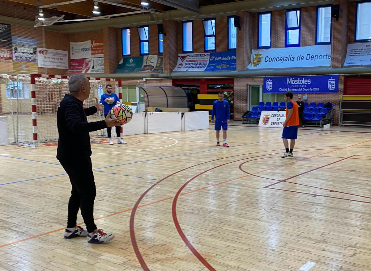 1mostolesfs's tweet photo. Última sesión de la semana, con ayuda de los chicos del DH. Ahora a disfrutar del puente y volver el lunes con más fuerza.
Arranca Abril, arranca la hora de la verdad…
#canteraazul https://t.co/j7uC3OVJqA