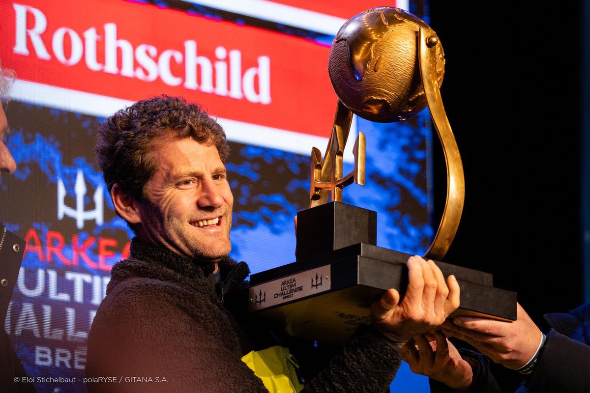 🔙 Le 27 février dernier, il y a un mois déjà, après 50 jours de course en solitaire autour du monde, @CCaudrelier remportait la première édition de l'Arkea Ultim Challenge - Brest à la barre du Maxi Edmond de Rothschild. Une victoire historique pour le marin, qui confirme ici