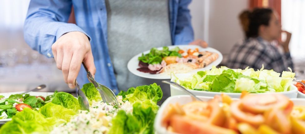 Täglich werden mehrere Millionen Essen in der #Gemeinschaftsverpflegung (GV) ausgegeben – beispielsweise in #Kita, #Schule, #Kantine, #Mensa, #Kliniken sowie #Senioreneinrichtungen. Dabei sind das Angebot und die Wünsche in ständigem Wandel ➡️ buff.ly/3IKLsQL