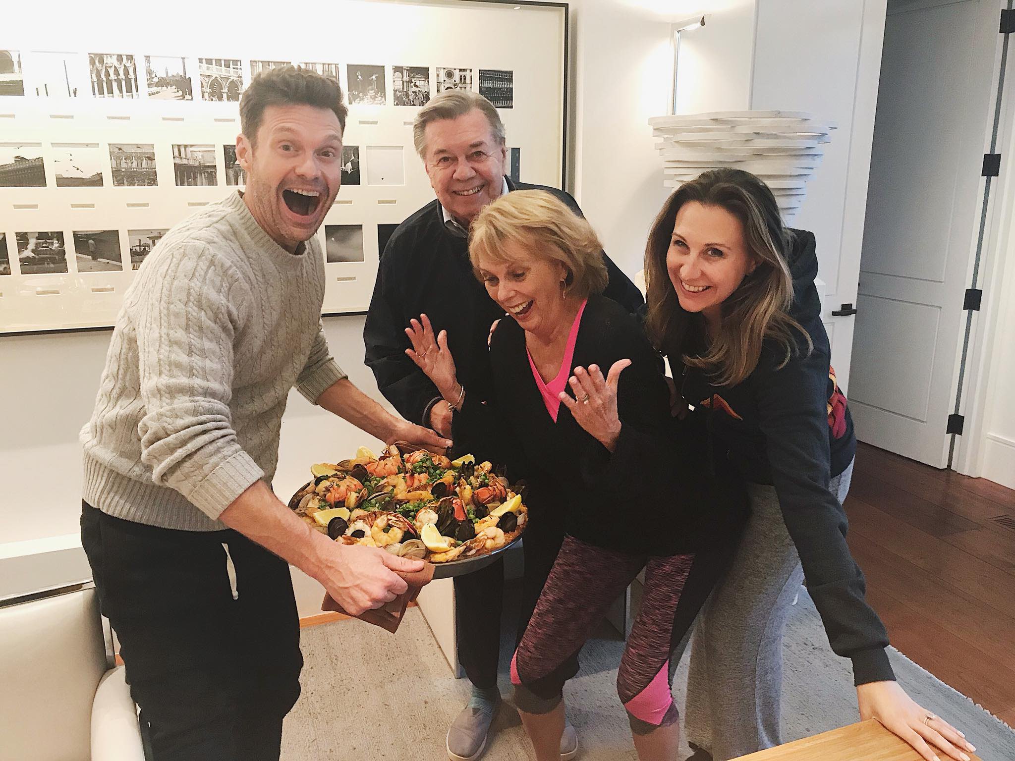 Ryan Seacrest on X: "Celebrating one of my favorite dishes to bring friends and family together 🥘 Happy #NationalPaellaDay! https://t.co/mqPTyuUz6R" / X
