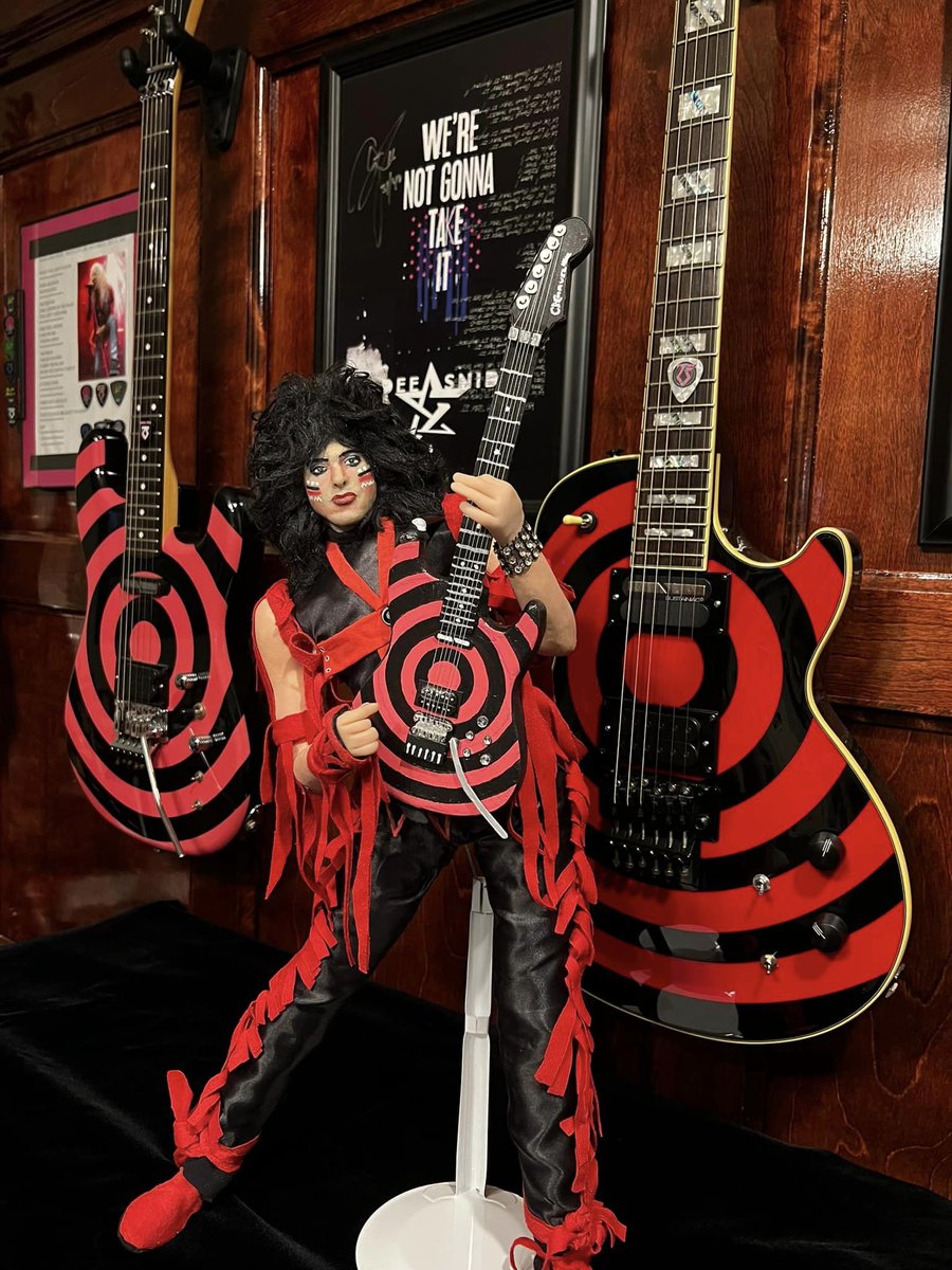 📷 Eddie Ojeda would like to thank SMF friends of ours, Randy Barrette, and his wife, Rachel that surprised me with an Eddie O. custom statue they had made on their last visit.
Amazingly detailed work!