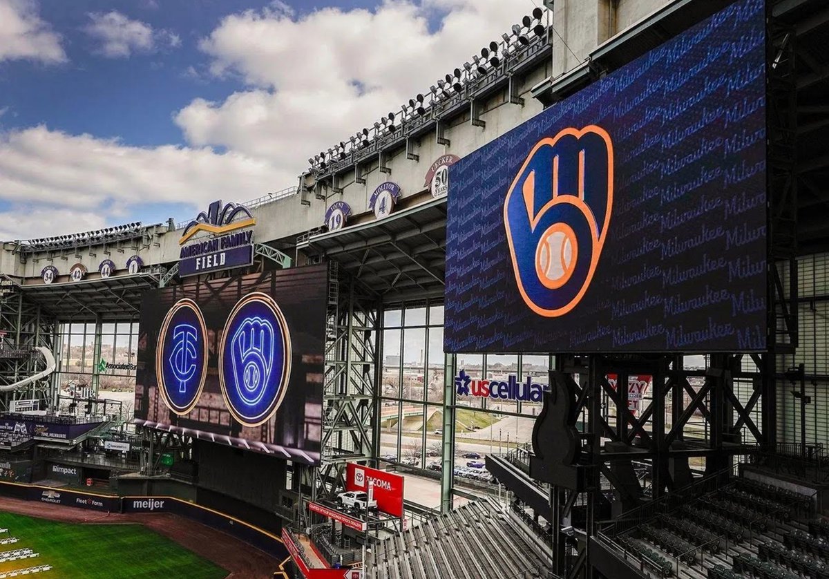 In Milwaukee, the Brewers upgraded American Family Field with a 12,077 sq ft scoreboard in centerfield, twice the size of what it previously had and one of the largest in MLB. The 8mm LED board from @ANCexperiences creates more visual clarity throughout the park.