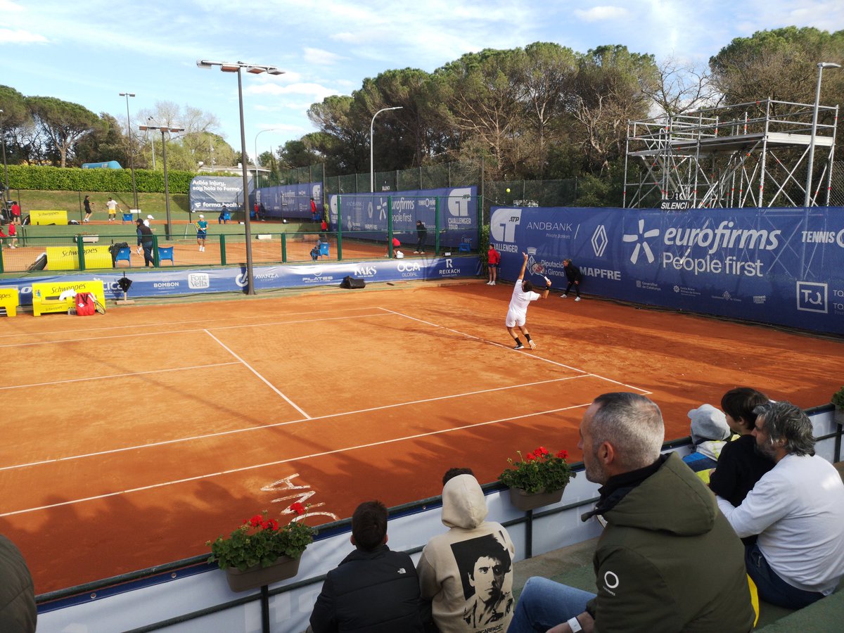 Mausicky's tweet image. Recuerdo del partido de tenis más esquizofrénico (y emocionante) que he visto en mi vida. Una batalla de 3 horas y media para que Garín gane hoy en Girona.