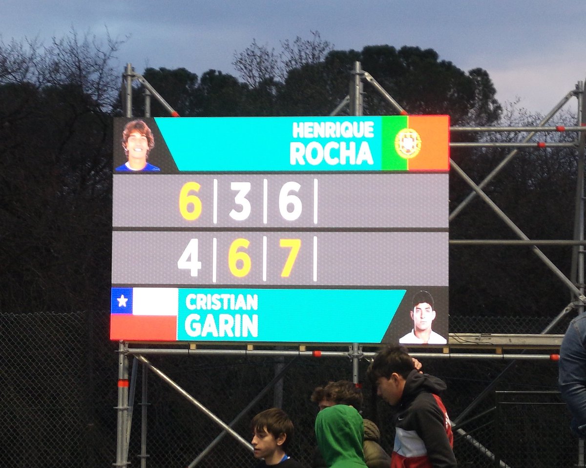 Mausicky's tweet image. Recuerdo del partido de tenis más esquizofrénico (y emocionante) que he visto en mi vida. Una batalla de 3 horas y media para que Garín gane hoy en Girona.