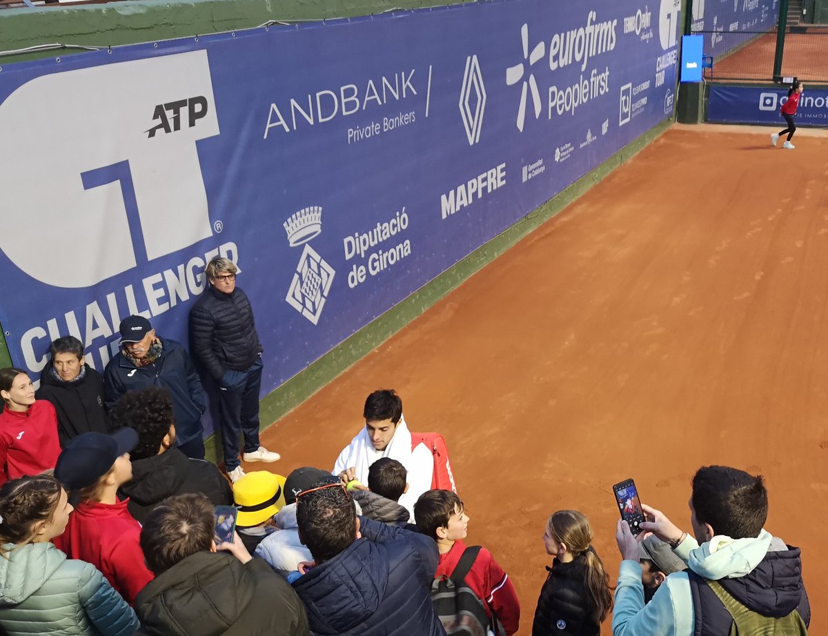 Mausicky's tweet image. Recuerdo del partido de tenis más esquizofrénico (y emocionante) que he visto en mi vida. Una batalla de 3 horas y media para que Garín gane hoy en Girona.