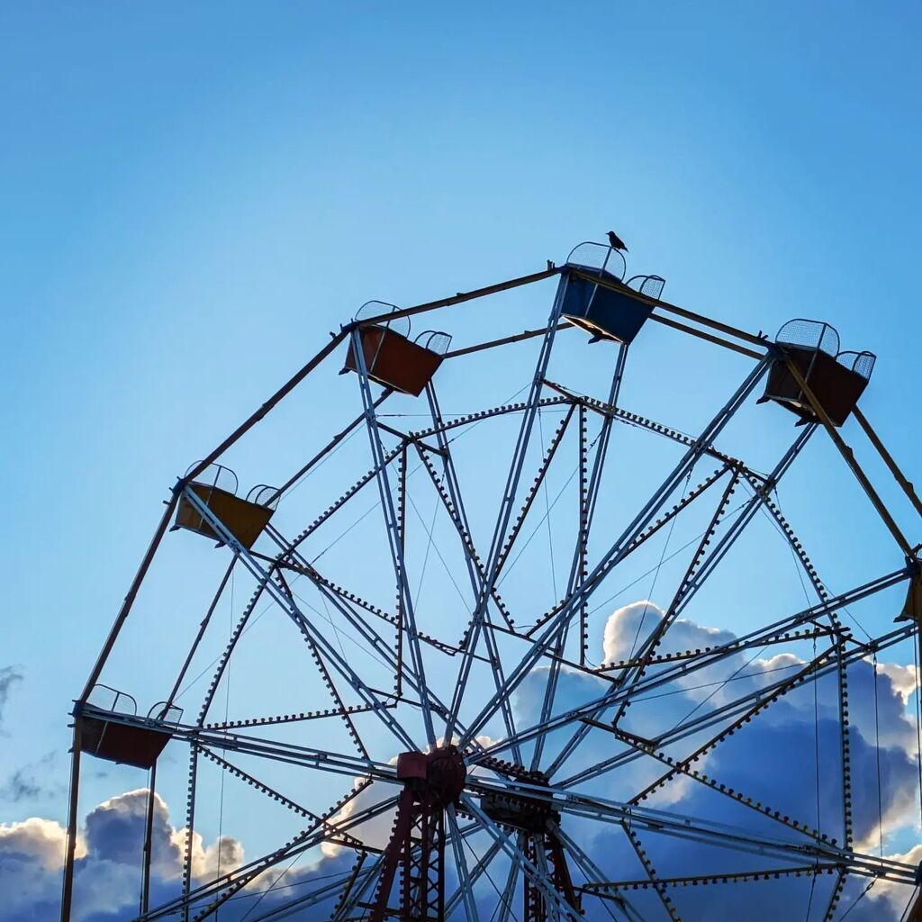 livingbythwater's tweet photo. #crowsofinstagram #crowsofwhitleybay #whitleybay #funfair #bigwheel #ferriswheel #easterfunfair #livingbythewater https://t.co/6SMxvIshs7