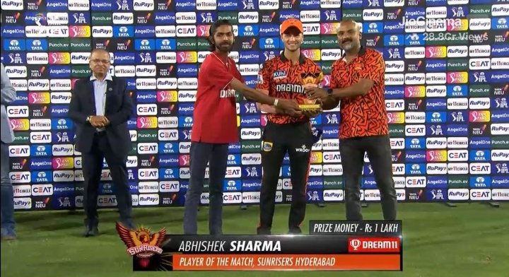 talks_Vikash's tweet photo. Abhishek Sharma won the player of the match award. 
What do you think it's right or Not #Abhisheksharma #SRHvMI https://t.co/BQ1x0DTbGB