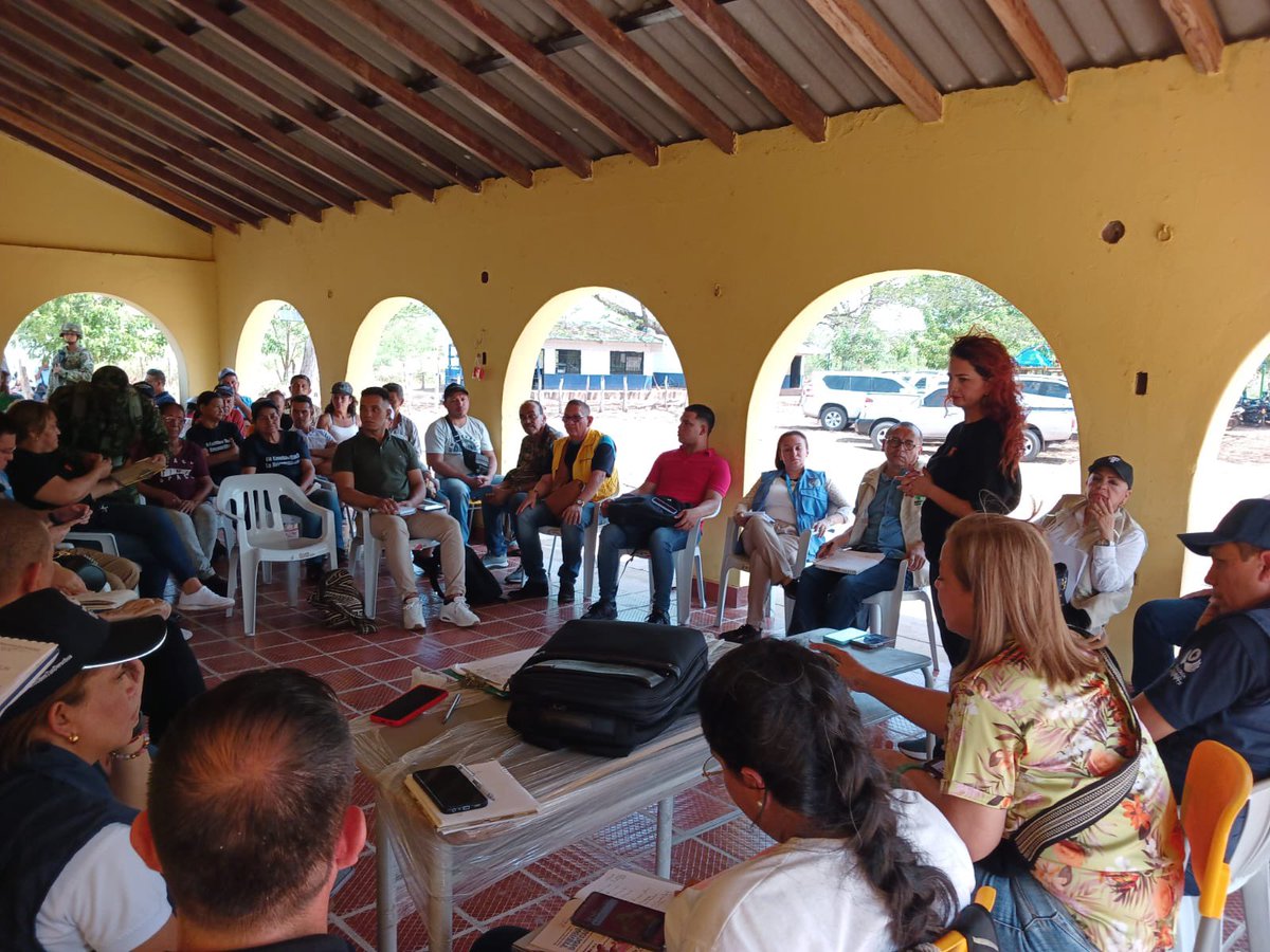 URestitucion's tweet photo. 👉🏼La directora de #URT Cesar-La Guajira, @Astrinavarro, participó en una jornada de orientación a víctimas de #ElToco en #SanDiego, 📍Cesar. Convocados por @PAXenColombia y @DefensoriaCol se revisó el rol de la #URT y se acordó atención especial en #AgustinCodazzi. https://t.co/UPC1OxBw95