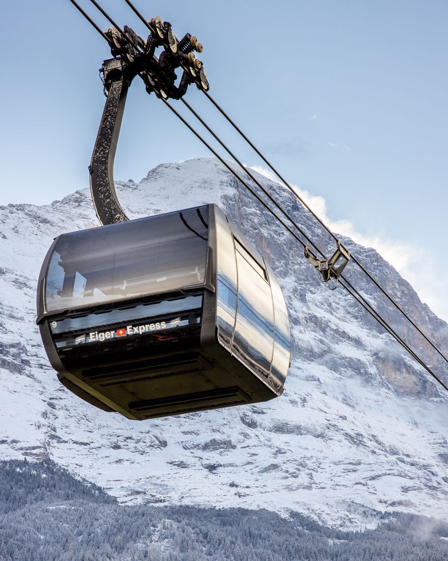 Up in the snow in no time ❄️ The Eiger Express takes us up to the Eiger Glacier station in just 15 minutes 🚡 The gondola has new opening times as of March 29th: The first ascent is at 7.15 am and the last descent at 6.20 pm ⏰ bit.ly/GrindelwaldEig… 📸 instagram.com/davidbirri/