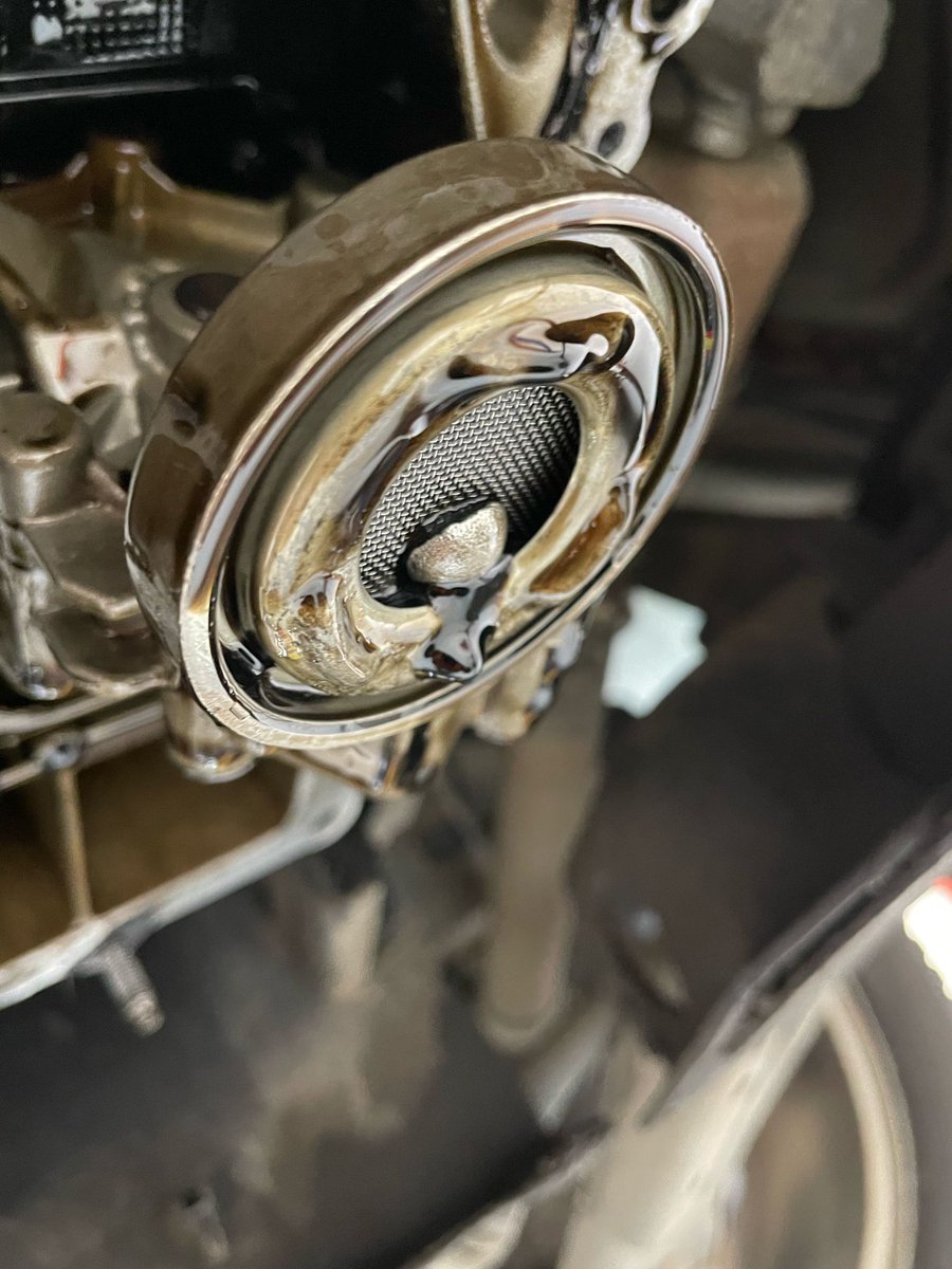 WillyCifrian's tweet photo. Por el buen trabajo en los talleres oficiales de @PeugeotES

Tamaño de una moneda de 1 céntimo, dentro del cárter.

De nuevo fallos y más fallos... https://t.co/y66UL2oSB4