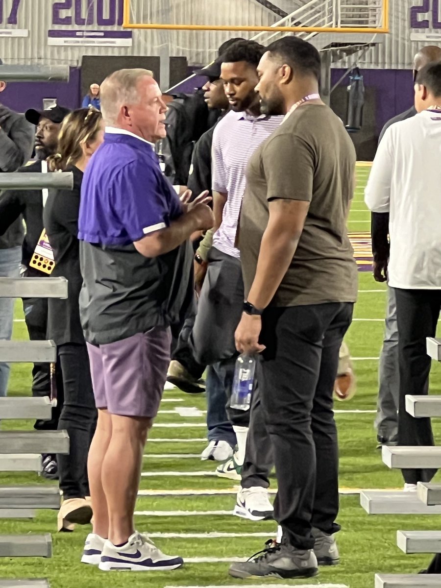 Patriots HC Jerod Mayo and LSU HC Brian Kelly choppin' it up after Jayden Daniels' Pro Day throwing session 👀 (via @APGroover)