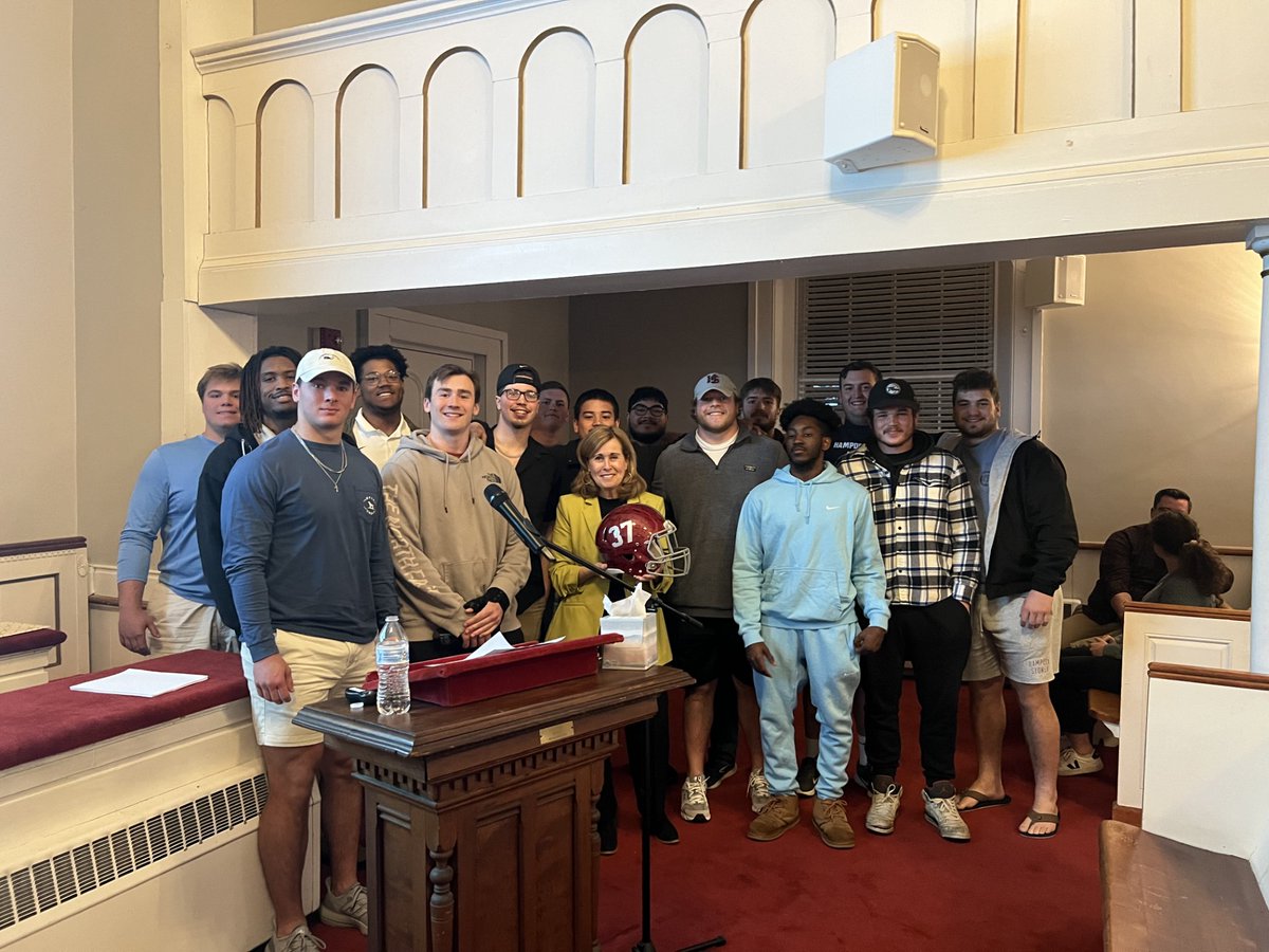 We were Honored to have Leslie Weirch from Leslie's Hope on our campus to talk about men's mental health. Leslie is the mother of former @WabashFB player, Austin Weirch. #WAF #RollTigers