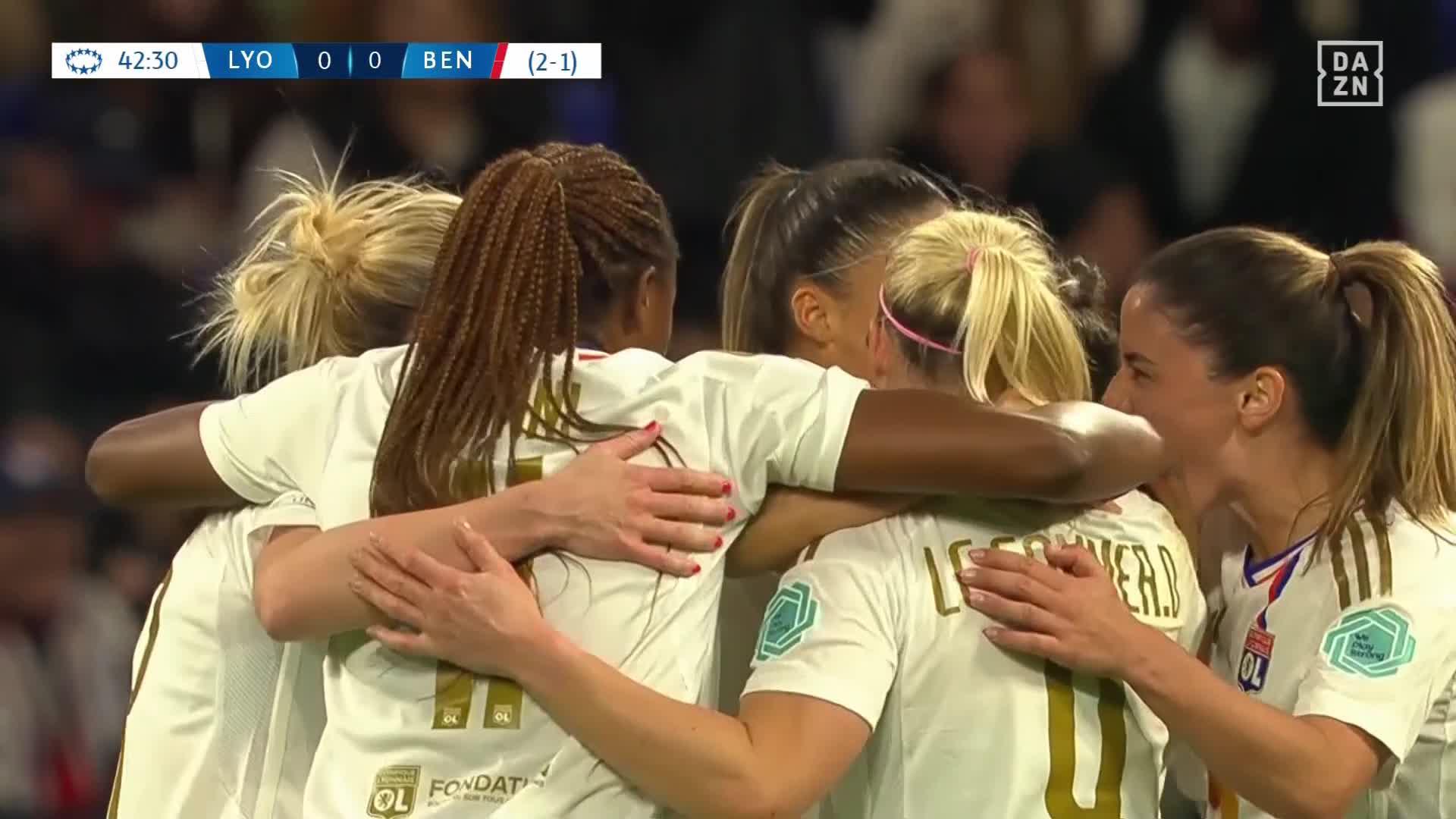 Delphine Cascarino from loooooooong range! Lyon put a strangle hold on this game. 😵Watch the UWCL LIVE and FREE on  #NewDealforWomensFootball