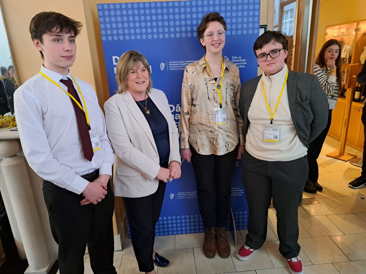 Representatives from Limerick Comhairle na nÓg pictured at today's Dáil na nÓg with @MaryButlerTD Minister for State at @roinnslainte #lys @limerickyouth @ComhairleNaNog1