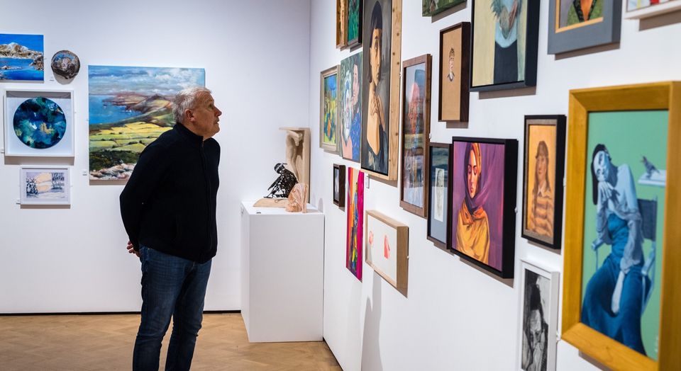 Head to the @GlynnVivian to see the glorious range of art work on display at the Swansea Open, all submitted by the amateur and professional artists of Swansea. The exhibition is free and runs until 15th May. 📷Swansea Open 2023, Polly Thomas
