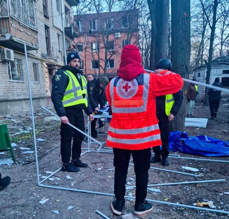 ⚡️In Kharkiv, volunteers of the Emergency Response Team conducted a survey of the buildings affected by the attack. They helped evacuate the victims from the upper floors of residential buildings and provided first aid. The number of people injured in the shelling is currently 18