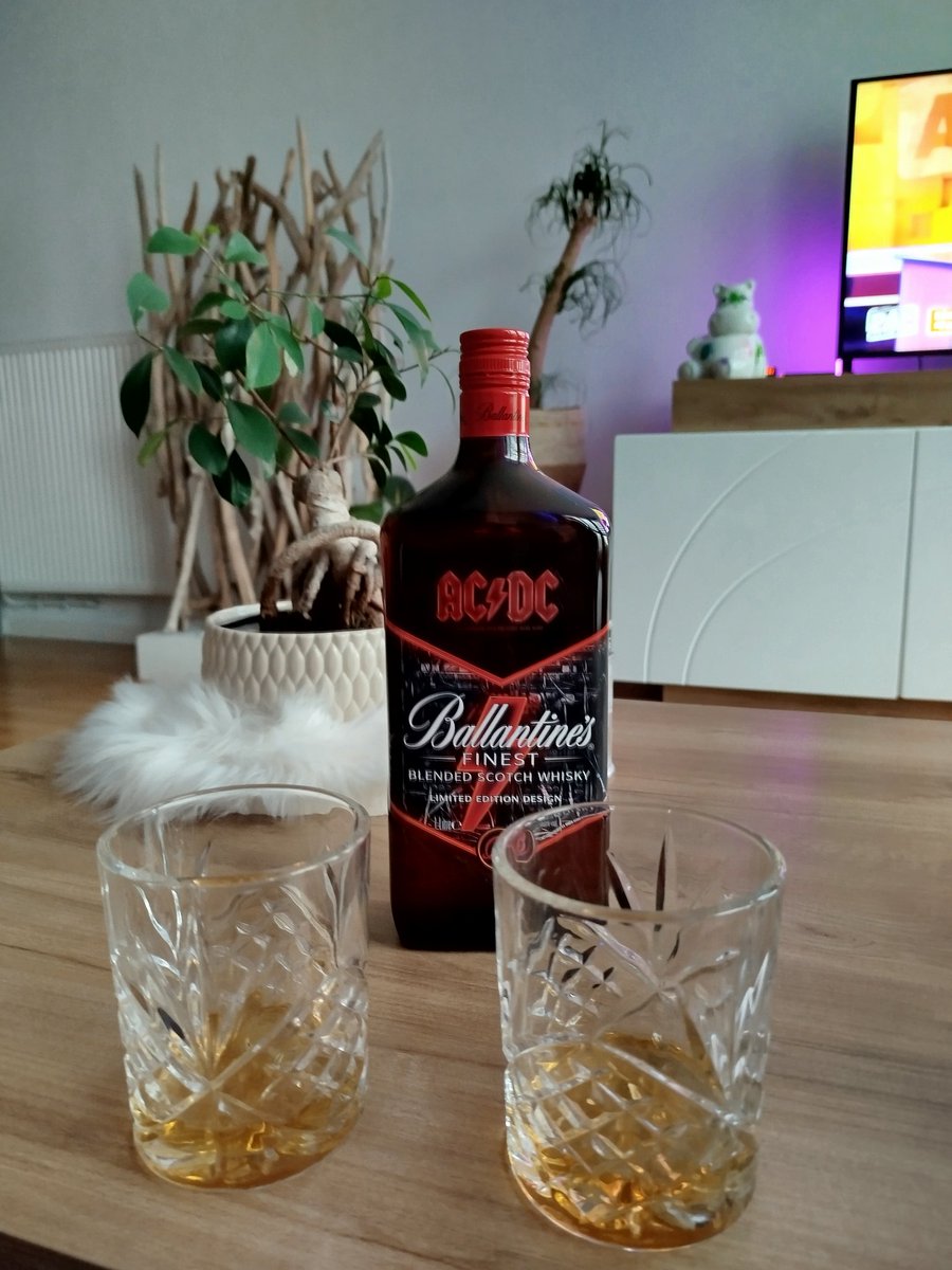 akhenayon62's tweet photo. Petit apéro et vous ?
#editionlimited #ballantine #acdc https://t.co/0VgJ6Nv0D2