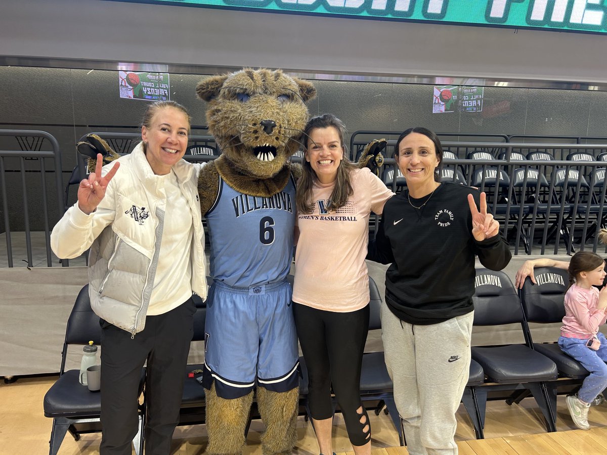 Hall of Famer Trish Juline Brunner representing the Wildcats ⁦@CoachesvsCancer⁩ Full Court Frenzy. #GoCats