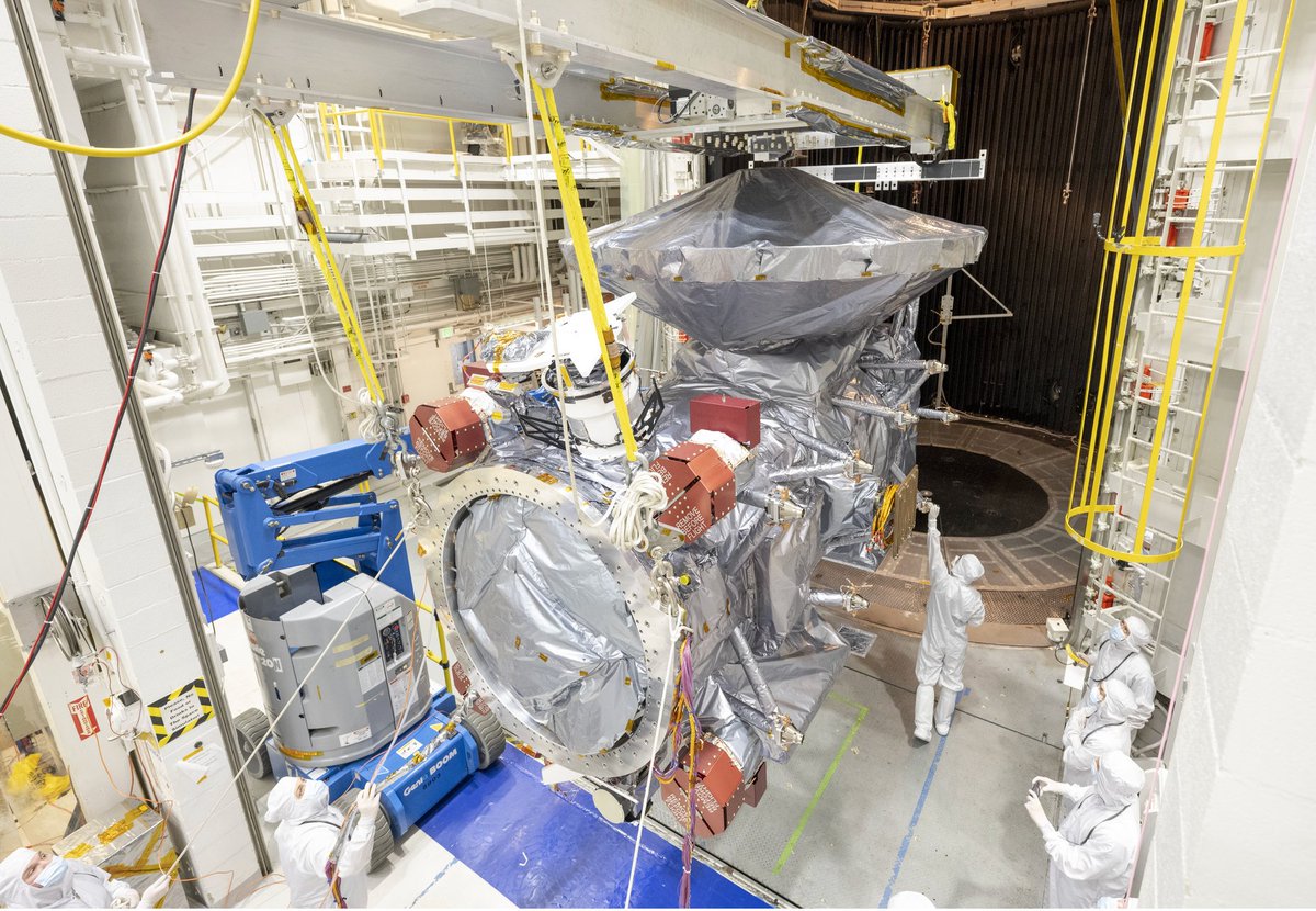 I absolutely love this photo of our our beautiful @EuropaClipper spacecraft being gently escorted into the thermal vacuum testing chamber by an ATLO engineer. I'd hold hands with Clipper too, given the chance. 🫶 
#PI_Daily #OnwardAndUpward 🚀🛰️💫🌕💧