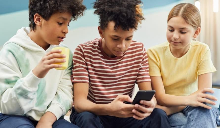What age will you let your kids have @WhatsApp (if at all)? We’ve written a blog post weighing up some pros, cons and some things to consider at hyperjar.com/blog/parents-g… Let us know what you think!