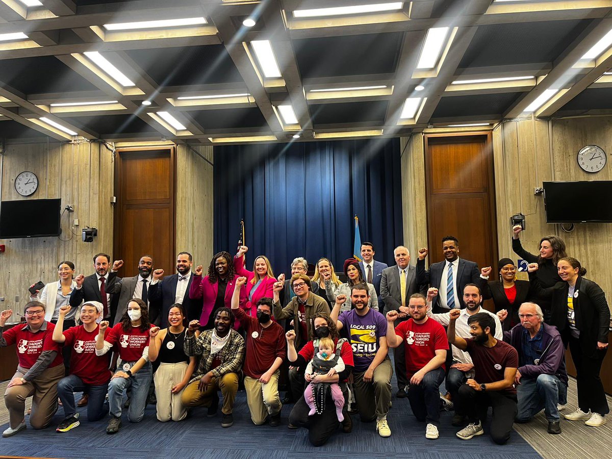 BREAKING: @BOSCityCouncil unanimously pass a resolution in support of #BUGWUOnStrike! We thank @Ruthzee @RonDurk @LizBreadon and the Council for standing in solidarity with @gradworkersofBU’s fight for a strong contract they deserve.