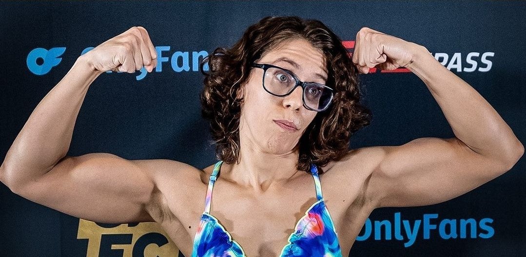 SerenaSouthpaw's tweet photo. "Don't worry! She loves anime, comics, video games, and D&amp;D she won't hurt you"

Me: 🤨

#mma #musclemommy #southpawoutlaw #reenzilla #bikiniseason #flex #cffc #nerd https://t.co/eRWHBdPo4T