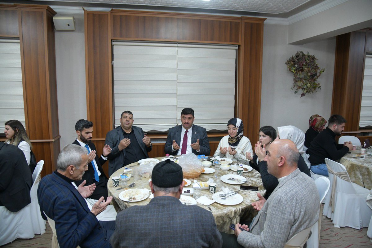 serhatoguz06's tweet photo. Adımız farklı olsa da soyadımız Kahramankazan… 

Bugün iftar soframızda Doğu ve Güneydoğu Anadolulu hemşehrilerimizle buluştuk. 
Kıymetli hemşehrilerimize güçlü destekleri için teşekkür ediyoruz.

Kahramankazan için ‘Bir’iz 
Kahramankazan Biz’iz… https://t.co/pGpHogrcsC