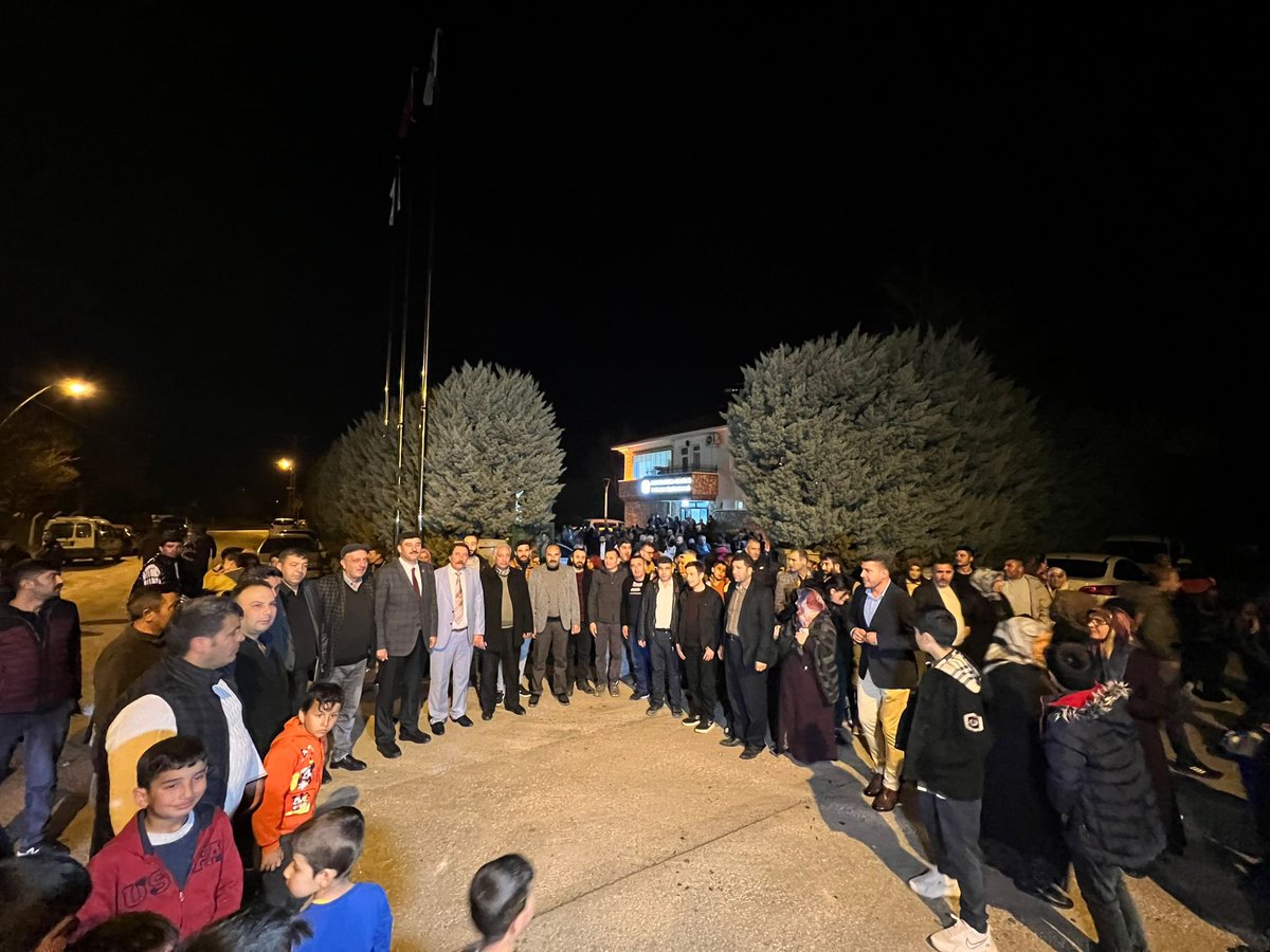 serhatoguz06's tweet photo. Adımız farklı olsa da soyadımız Kahramankazan… 

Bugün iftar soframızda Doğu ve Güneydoğu Anadolulu hemşehrilerimizle buluştuk. 
Kıymetli hemşehrilerimize güçlü destekleri için teşekkür ediyoruz.

Kahramankazan için ‘Bir’iz 
Kahramankazan Biz’iz… https://t.co/pGpHogrcsC