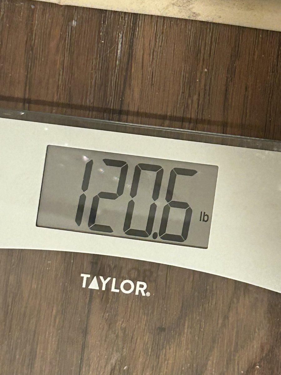 wiltedhorrors's tweet photo. going sober is really making drop weight wtf??? i thought drugs made you skinner 😂😂 https://t.co/TBz7E6HkWN