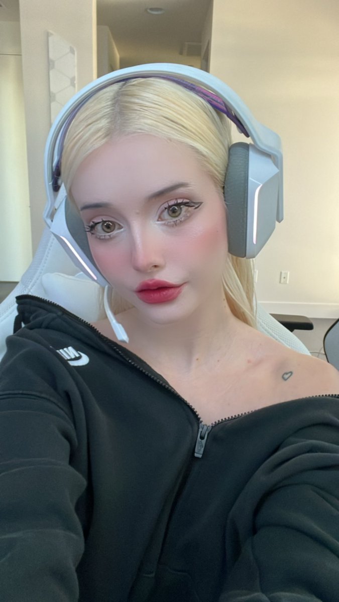 Streaming on Twitch with @JuliaaBurch 
https://t.co/ZXZjPZMQLz https://t.co/wChZLBxDe4