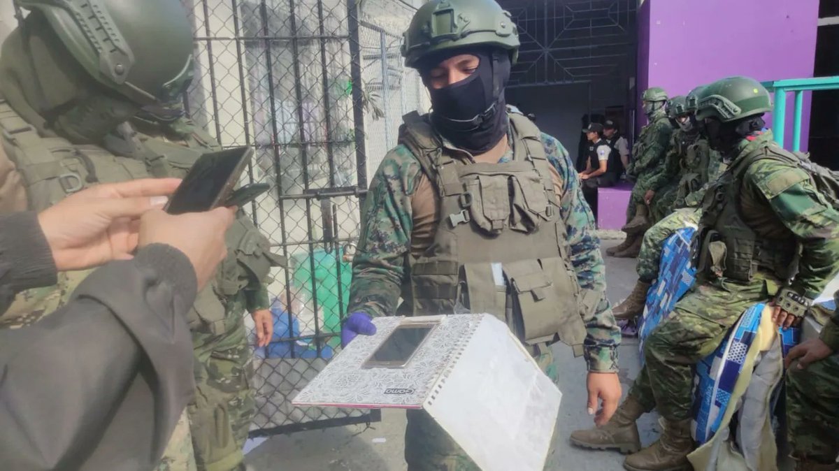 GoberManabi's tweet photo. #GobernaciónDeManabí 
#BloqueDeSeguridad 

#Manabí || Fuerzas Armadas junto a Policía Nacional, ejecutaron operaciones militares de control de armas en el Centro de Rehabilitación Social No.1 “MANABÍ” (femenino).

Link: https://t.co/qYTbduwhmY https://t.co/c0RMhhFUUk