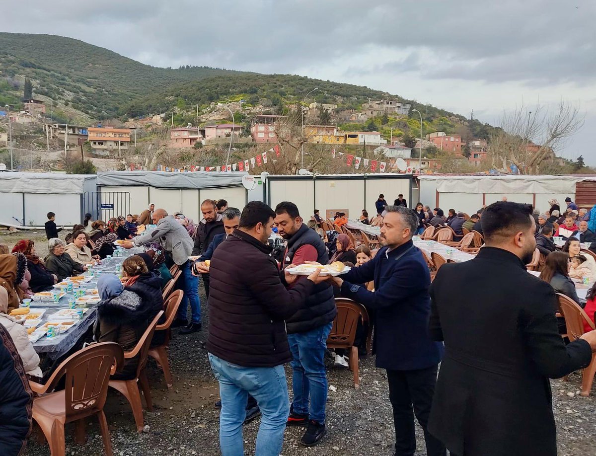 Bugün İslahiye konteynır kentimizde, depremzede vatandaşlarımızın katılımıyla bereketlenen soframızda iftarımızı paylaştık. Birlik içinde çalışıp, omuz omuza dayanışmayla başaracağız. #İslahiye #BereketSofrası #Dayanışma #Ramazan