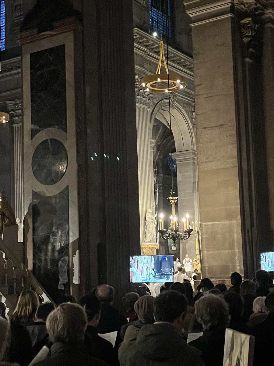 Mathildegzvr's tweet image. Une église saint Sulpice archi pleine mais quelle joie d’assister à la messe chrismale célébrée par @MgrUlrich ! 
#messechrismale #saintsulpice
