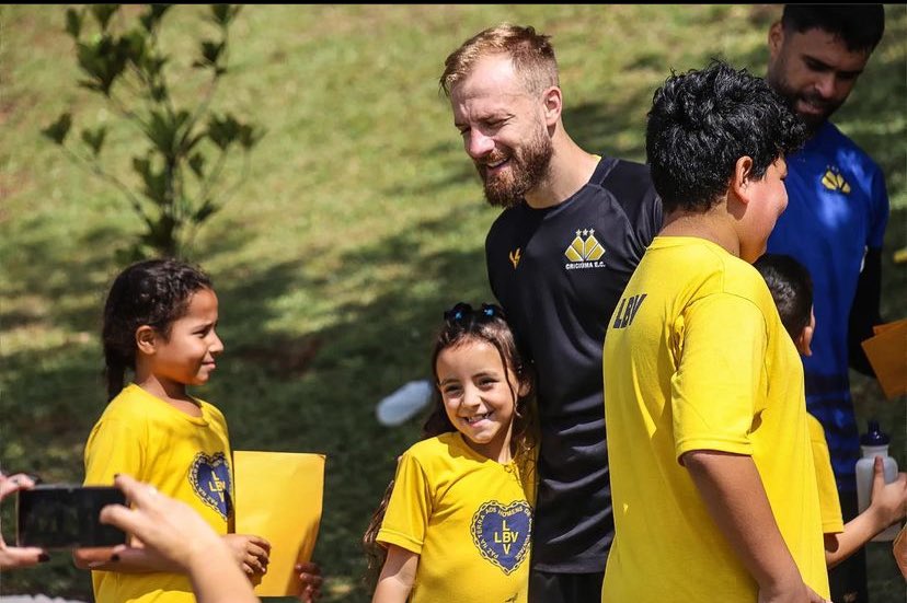 Crianças da LBV visitaram o Centro de Treinamento do Criciúma Esporte Clube <a href="/CriciumaEC/">Criciúma E.C. 🐯</a> nesta quarta-feira (27/03). Durante a visita conversaram com os jogadores e assistiram ao treino. 

Siga a <a href="/LBVBrasil/">LBV Brasil</a> nas redes sociais