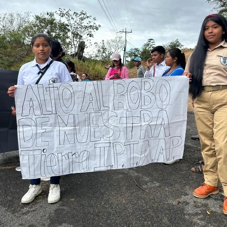 #DenunciaAeve La Comunidad Educativa del IPT Alto Piedra en Santa Fe de Veraguas, exigen una solución de las autoridades ante la invasión de terrenos del plantel educativo por terceros. @meducapma