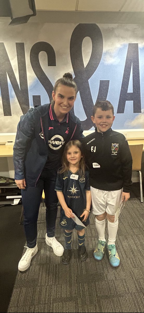 Huge thankyou <a href="/SammyWynne8/">Sammy Wynne</a>  for chatting with us at yesterdays Junior Jacks Press Conference - we had a great time, 
Freddie and Evie 
⚽️🖤🤍⚽️ #JackArmy