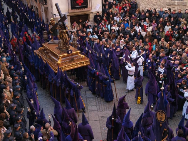 turismoclm's tweet photo. Llega el climax de la #SemanaSantadeCuenca con su procesión del ‘Camino del Calvario’ conocida como ‘Las Turbas’. En la que una enorme masa de tambores denominados turbos, representa la mofa que sufrió Jesús en su camino a la cruz.

Una procesión única y sorprendente. https://t.co/sSMx0v0Hk4