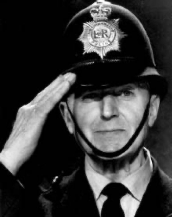 SaveRedlandLibr's tweet photo. 7.20pm TODAY on @TalkingPicsTV
From 1956 s2 Ep 13 of #Police #Drama📺 #DixonOfDockGreen - “Father in Law” directed by #DouglasMoodie & written by #TedWillis
🌟#JackWarner #PeterByrne #ArthurRigby #JeanetteHutchinson #MoiraMannion #NeilWilson #MargaretAllworthy #ValerieGaunt https://t.co/4wGBP7xC0n