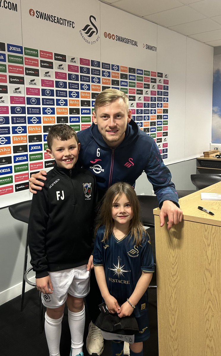 Huge thankyou <a href="/HarryDarling10/">Harry</a> for chatting with us at yesterdays Junior Jacks Press Conference - we had a great time, 
Freddie and Evie 
⚽️🖤🤍⚽️ #JackArmy