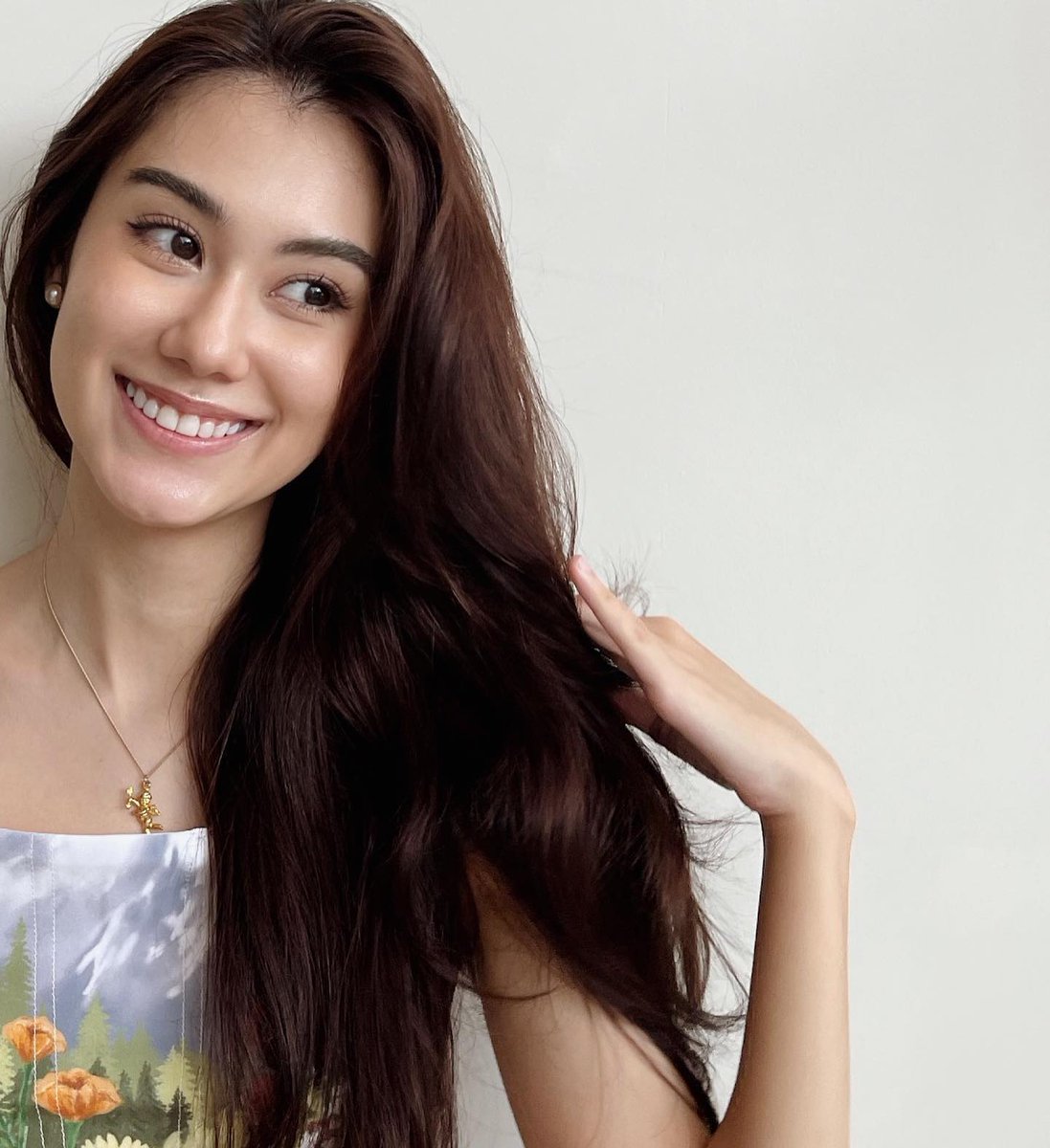 Web676's tweet image. "Sitting in a reverie, she wears a gentle smile, lost in her thoughts. In her peaceful demeanor, there's a quiet charm that enchants those around her. #TranquilGaze #SereneSmile #ThoughtfulMoments"