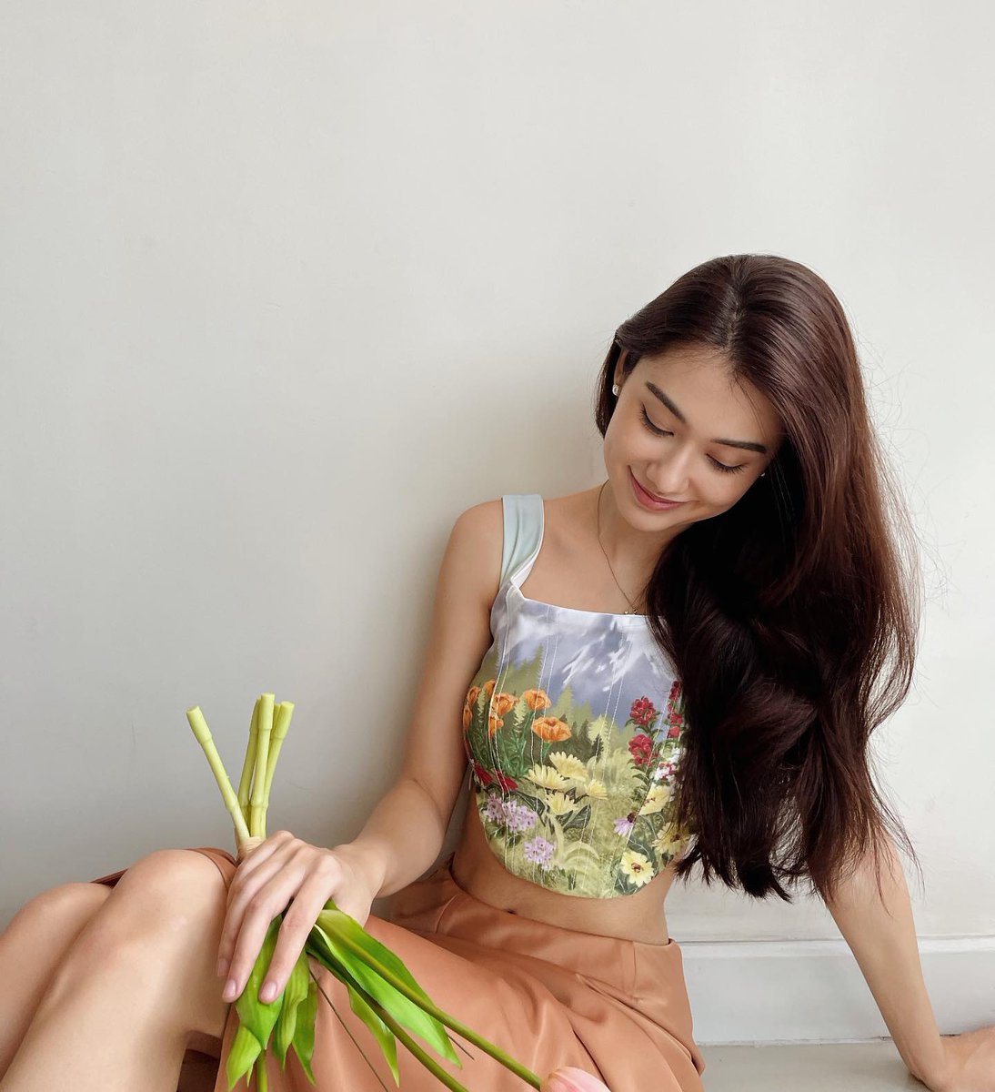 Web676's tweet image. "Sitting in a reverie, she wears a gentle smile, lost in her thoughts. In her peaceful demeanor, there's a quiet charm that enchants those around her. #TranquilGaze #SereneSmile #ThoughtfulMoments"