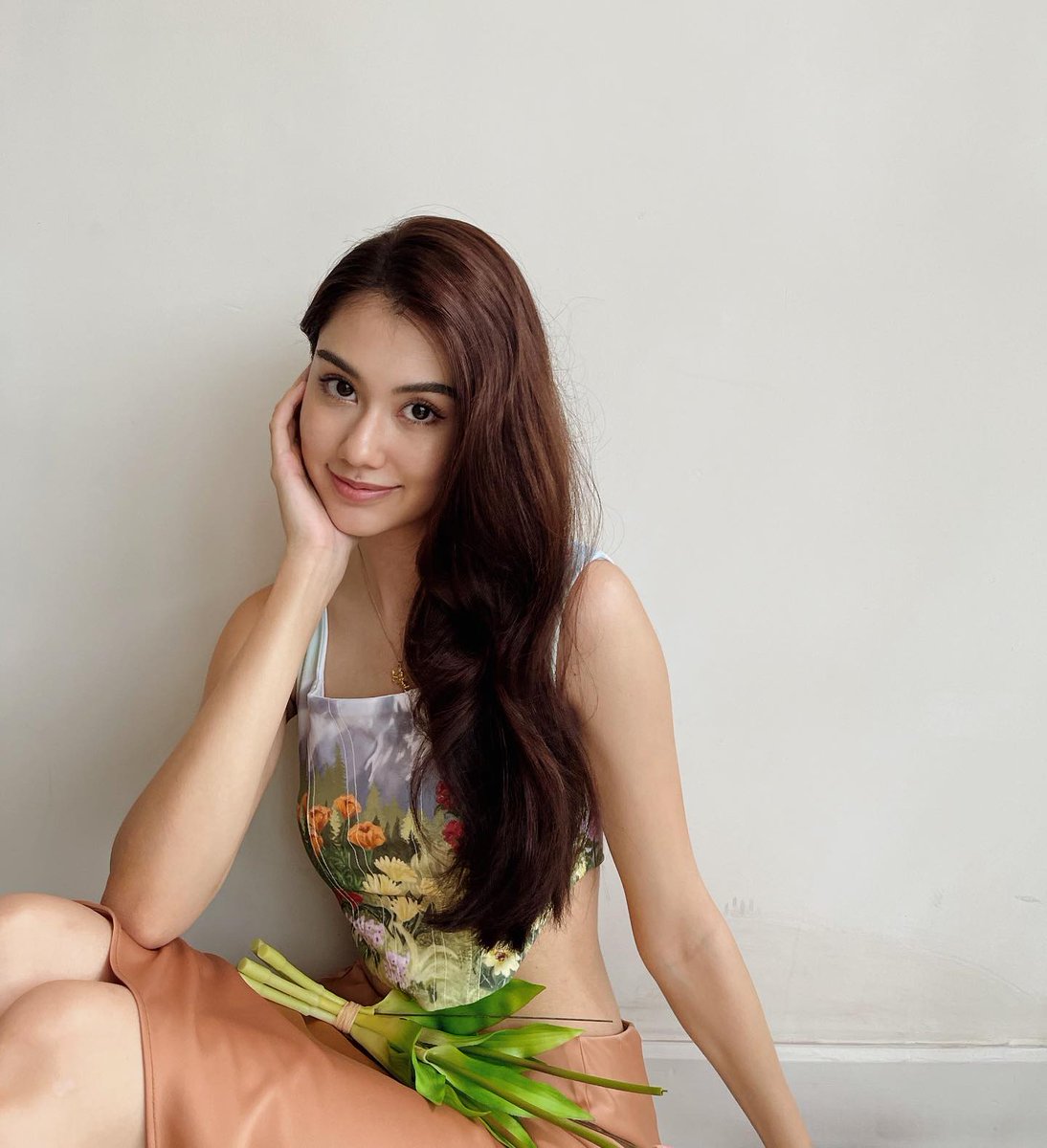 Web676's tweet image. "Sitting in a reverie, she wears a gentle smile, lost in her thoughts. In her peaceful demeanor, there's a quiet charm that enchants those around her. #TranquilGaze #SereneSmile #ThoughtfulMoments"