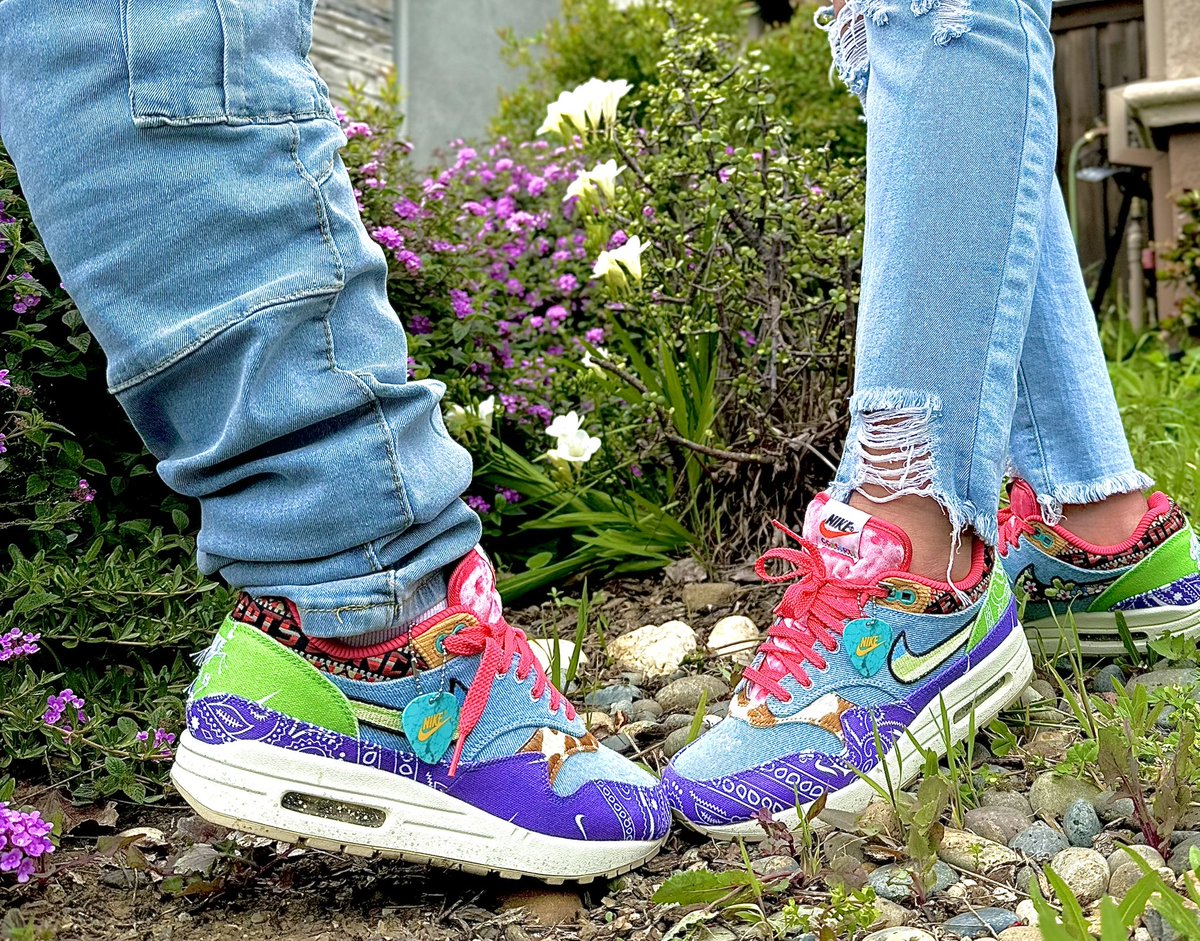 Day 27 of #airmaxmonth #marchmaxness feeling the spring vibes with the wife in our FAR OUT CONCEPT AIR MAX 1…#womensneakerwednesday #womensneakerheadwednesday #snkrskliveheatingup
#solecollectors #snkrskickcheck