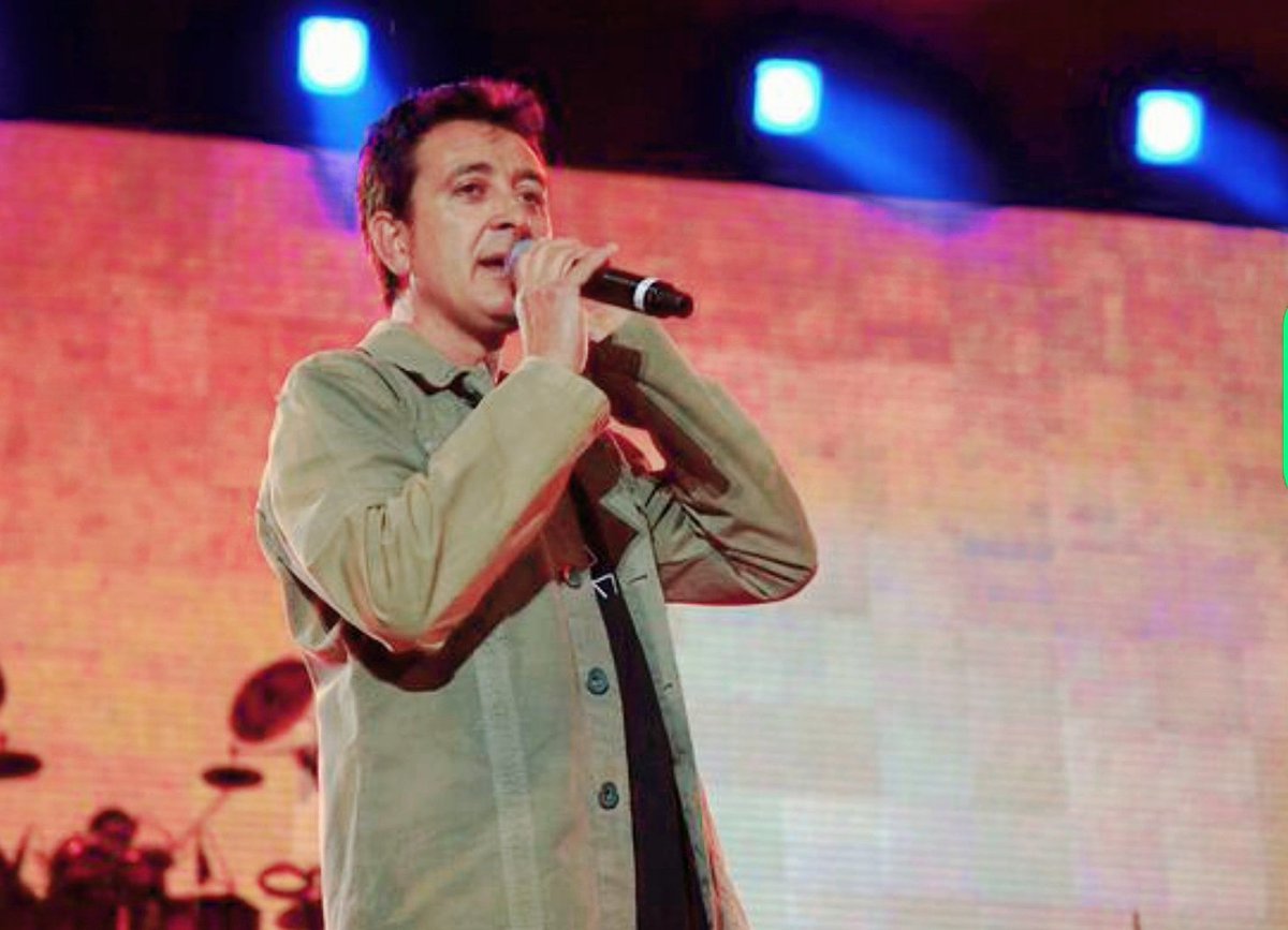 Coge mi mano y duerme junto a mí;
si no te importa, me quedaré aquí.
hasta el fin.
Y en el silencio te oigo palpitar;
siempre hay un alba en la que despertar.
#ManoloGarcia
#ElUltimodelaFila 
<a href="/manologarciacia/">Manolo Garcia y compañía!</a>